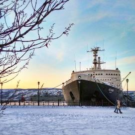 Мурманск, Россия. Ещё одна жирная прежирная галочка в моем дрим списке - побывать за полярным кругом✔️ Ещё с прошлой зимы я мечтала оказаться там, где дуют холодные ветра, сугробы по колено и небо ночами озаряется огнями северного сияния Когда Москва в очередной раз оставила меня в декабре без снега, я поняла, что пора реализовать свое желание.. Думаю все наслышаны о "конских" скандинавских ценах, поэтому выбор пал на Кольский полуостров️