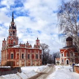 Какое счастье, проснуться в незнакомом городе и после завтрака отправиться исследовать егоДовольно ветрено, но солнышко уже греет по-весеннему☀️ Перед Вами фрагмент Можайского кремля - удивительный готический Ново-Никольский собор Можайск, Московская область.