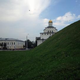 Полежать на травке в центре города ☘ 