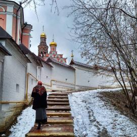 Только у нескольких категорий путешественников нет понятия "сезон для поездок", это или романтики или паломники  Эта прекрасная девушка, как раз одна из вышеперечисленных// Only romantics and pilgrims don't have "travel season" This beautiful lady is a great example