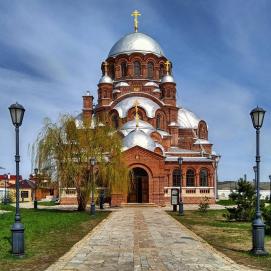 Одна из самых ярких ДОСТОПРИМЕЧАТЕЛЬНОСТЕЙ СВИЯЖСКА - собор Богоматери "Всех скорбящих радости"⛪ По внешнему оформлению храм сильно выделяется среди других построек на острове, а внутри царит атмосфера спокойствия, умиротворения и подлинности, не наигранности, как это часто бывает..