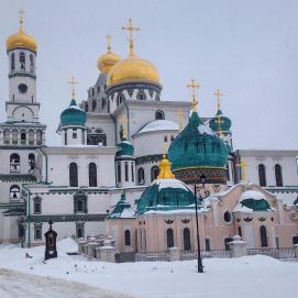 Вот и случилось долгожданное знакомство с Новоиерусалимским Истринским монастырем Пожалуй это самая красивая церковь, где мне доводилось бывать, настоящий дворец! Построен храм в 1656 г и обязан своему возникновению одному из самых известных деятелей русской церковной истории Патриарху Никону(1605 - 1681). Новоиерусалимский монастырь, по замыслу Никона, должен был стать двойником христианских святынь в Иерусалиме, а главный храм - копировать храм Гроба Господня