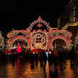 Волшебная вечерняя Москва в огоньках на масленичной неделе✨В этом году Масленица организована с размахом: карусели, гигантские ледяные скульптуры, театрализованные представления, площадки для кулачных боев, очаровательные магазинчики со сладостями и все это в окружении тысяч фонариков, флажков и разноцветных лент Настроение праздника  //