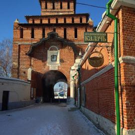 Калач - съедобный сувенир столицы из белой пшеничной муки, по форме напоминающей гирю Тесто отличается способностью долгое время не черстветь☕️ На Руси калач был очень популярен, про него сложено не мало пословицОтведать настоящий калач по старорусскому рецепту сейчас можно только в специализированных калачных, например в Коломне Коломна, Московская область.