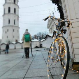 До Вильнюса за 1200₽..Думаю это уже давно ни для кого не секрет, но все же расскажу Если спросить на жд вокзале в кассах "сколько стоит билет до Вильнюса?", то озвучат ценник в 3000-4000₽, но не ведитесь потому, что вам нужен заветный бюджетный "нестеровский" билет Нестеров - город Калининградской области России, и как бы не было парадоксально ехать туда дешевле, не смотря на то, что находится он от Москвы дальше Ещё раз, покупаем билет до Нестерова, и просто выходим на несколько станций раньше в Вильнюсе! Поезд Москва - Калининград чистенький, новенький и готовый воплотить ваши самые смелые планы, будь то выходные в прибалтике или многодневный трип со стартом в Вильнюсе, откуда, кстати за копейки можно купить авиабилеты куда угодно Нам дорога обошлась в 1200₽ верхняя полка и 1700₽ нижняя, берите на заметку Другие истории о поездке в Литву будут жить здесь 