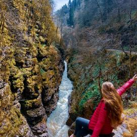 Гуамское ущелье - одно из красивейших мест Кавказа, куда может приехать каждый.