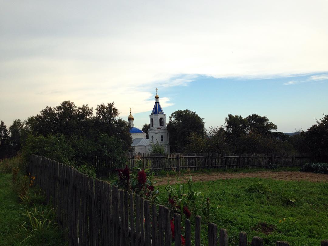 Церковь Успения Пресвятой Богородицы в деревне Белые Колодези⛪️ #походы #пвд #церковь #архитектура #природа #деревня #путешествия #outdoors #backpacking #Russia