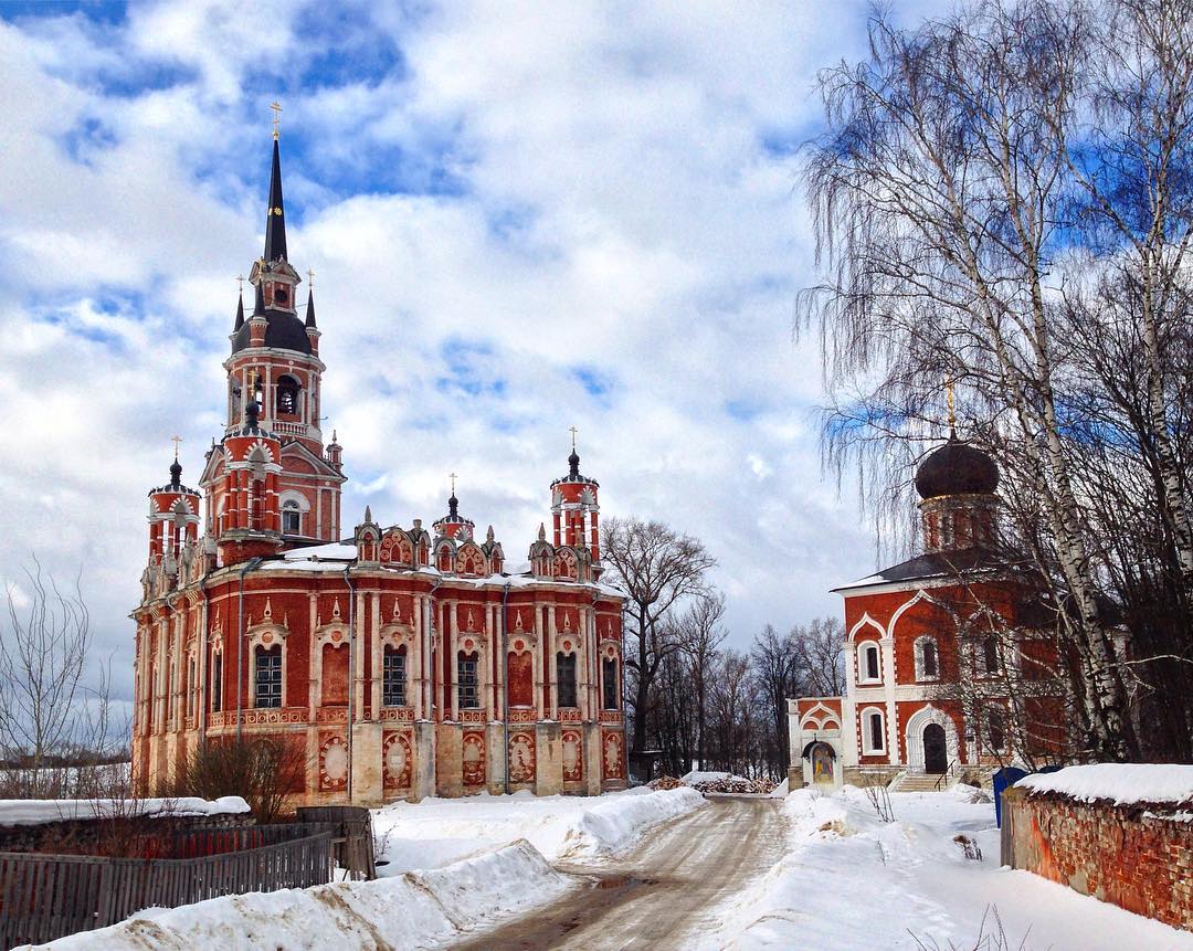 Какое счастье, проснуться в незнакомом городе и после завтрака отправиться исследовать его????Довольно ветрено, но солнышко уже греет по-весеннему☀️ Перед Вами фрагмент Можайского кремля - уд