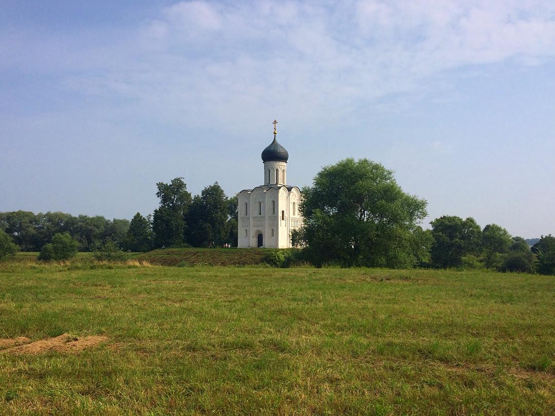 Храм Покрова на Нерли днём☀️ #россия #владимирскаяобласть #боголюбово #золотоекольцо #путешествия #подрюкзаком