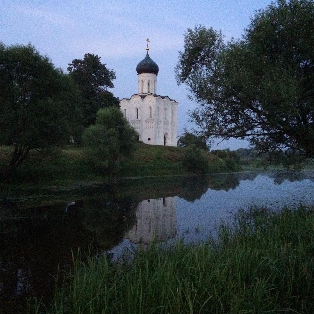 Вечерний храм Покрова на Нерли ???? #россия #владимирскаяобласть #боголюбово #золотоекольцо #покровананерли #путешествия