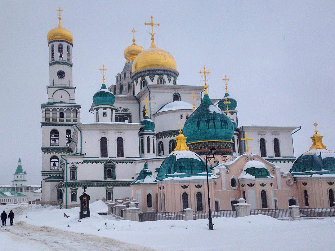 Вот и случилось долгожданное знакомство с Новоиерусалимским Истринским монастырем???? Пожалуй это самая красивая церковь, где мне доводилось бывать, настоящий дворец! Построен храм в 1656 г и