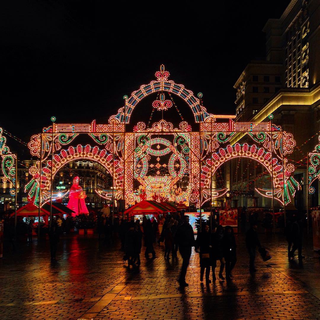 Волшебная вечерняя Москва в огоньках на масленичной неделе✨В этом году Масленица организована с размахом: карусели, гигантские ледяные скульптуры, театрализованные представления, площадки для